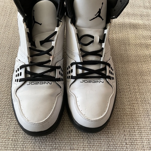 Nike Black and White Athletic Shoes main image 7